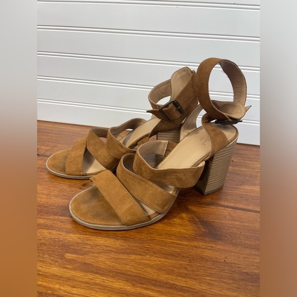 Universal Thread Shoes - Universal Thread Target Brown Suede Strap Block Heels With Buckle 10 Women’s GUC